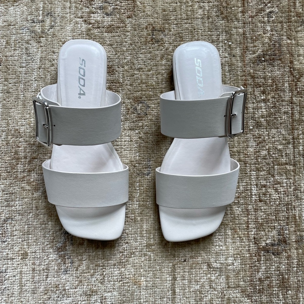 Elegant slide with buckle in bone color.